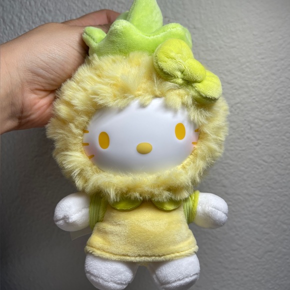 Hello Kitty Fruity Paradise Pineapple - Picture 1 of 2